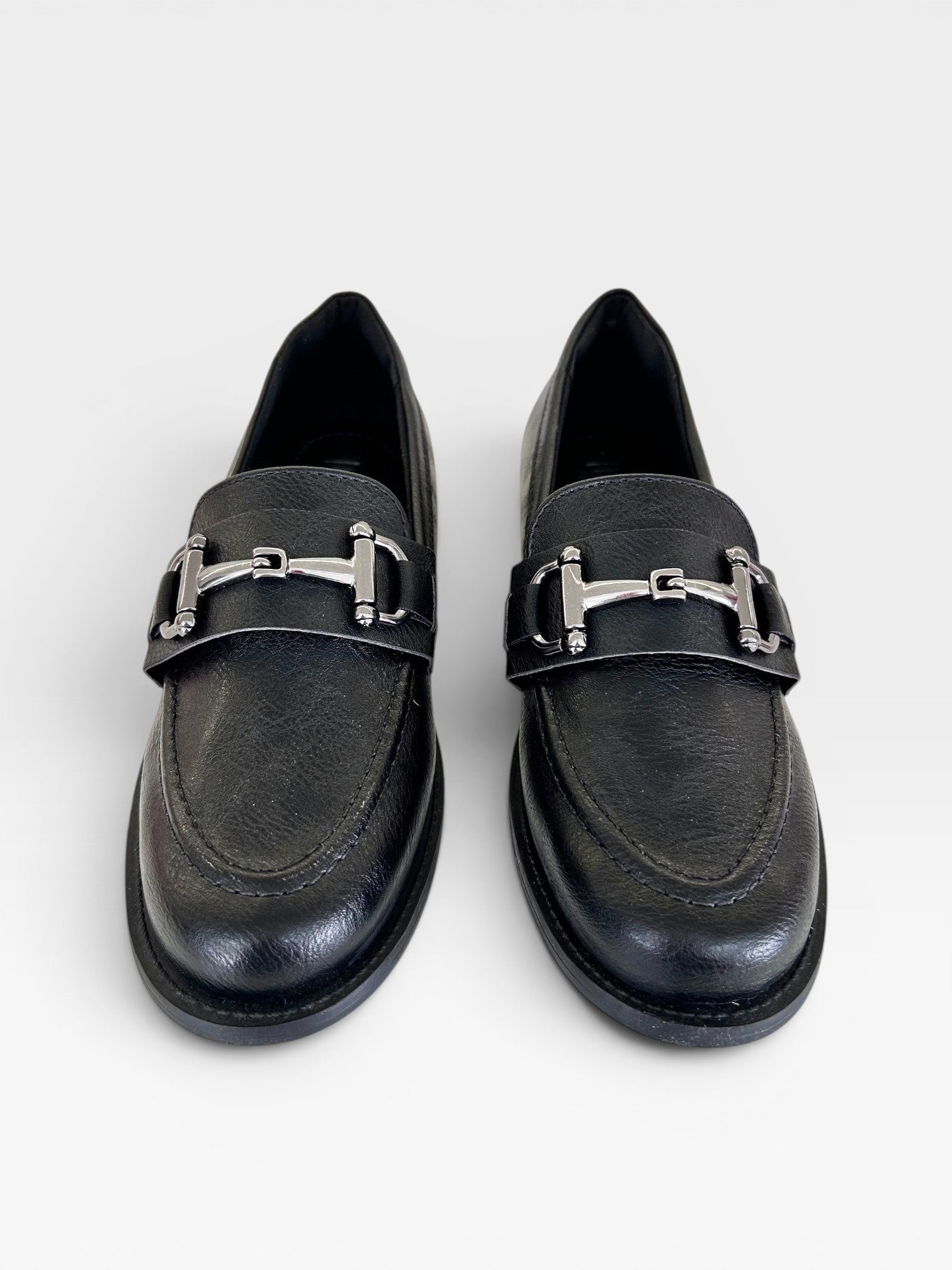 Mocassim Beyou Shoes Palermo preto em napa com detalhe de fivela metálica prateada no cabedal