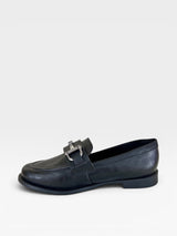 Mocassim Beyou Shoes Palermo preto em napa com detalhe de fivela metálica prateada, design clássico e elegante.