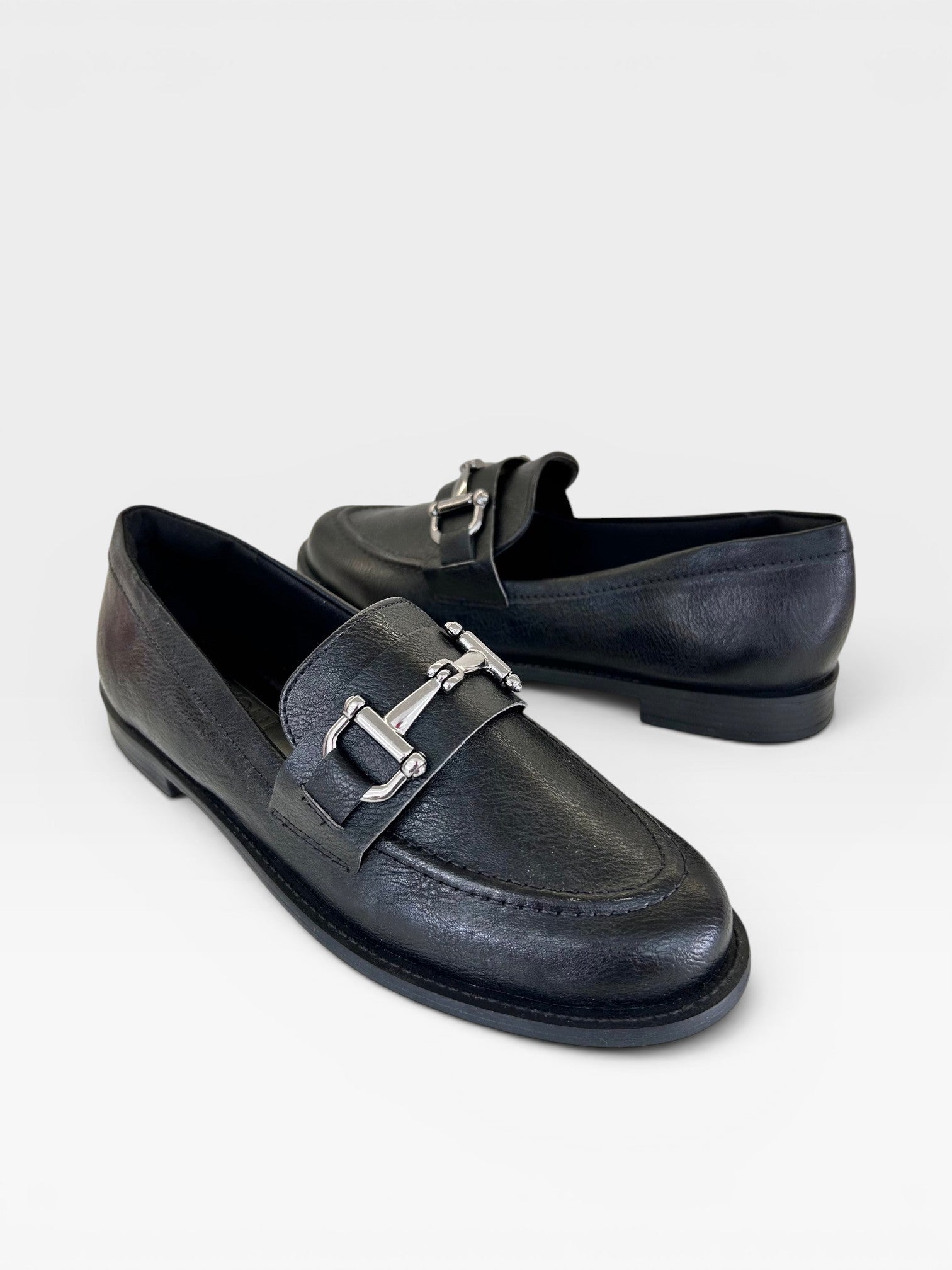 Mocassim Beyou Shoes Palermo preto em napa com detalhe de fivela metálica prateada sobre fundo branco