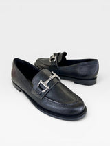 Mocassim Beyou Shoes Palermo preto em napa com detalhe de fivela metálica prateada sobre fundo branco