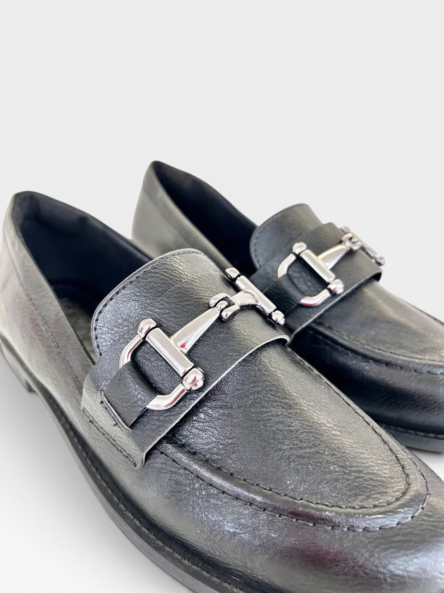 Mocassim Beyou Shoes Palermo em napa preta com detalhe de fivela metálica prateada