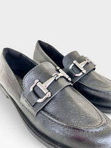 Mocassim Beyou Shoes Palermo em napa preta com detalhe de fivela metálica prateada
