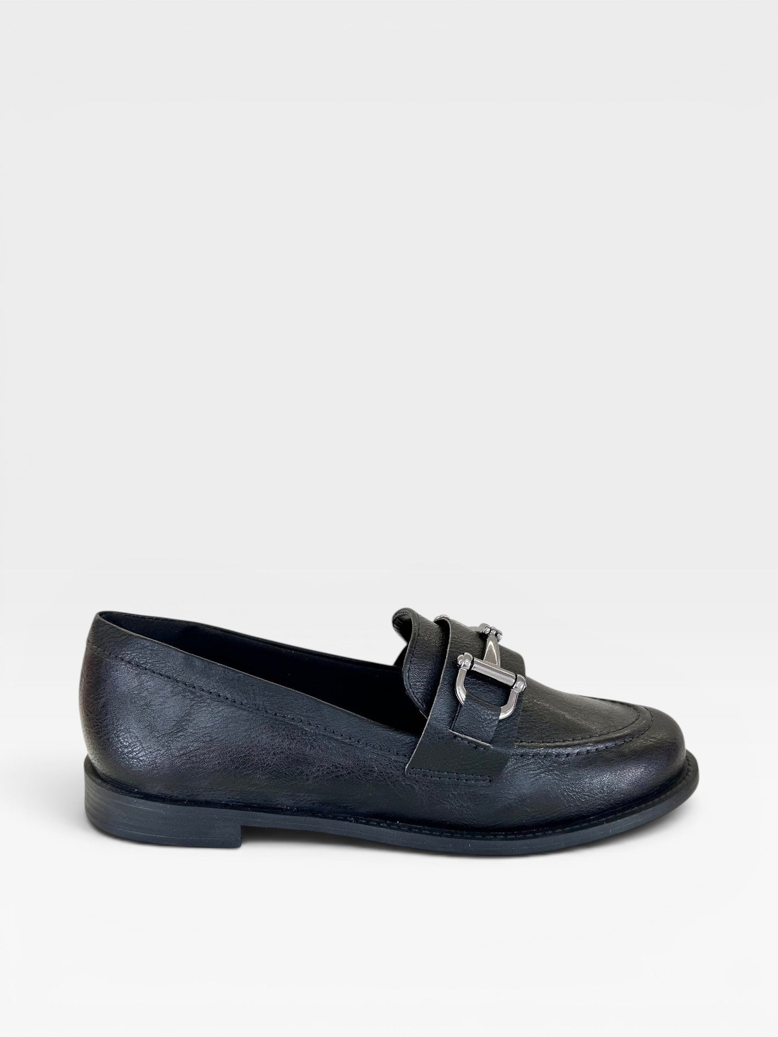Mocassim Beyou Shoes Palermo preto em napa com detalhe de fivela metálica, design clássico e elegante.