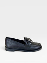 Mocassim Beyou Shoes Palermo preto em napa com detalhe de fivela metálica, design clássico e elegante.