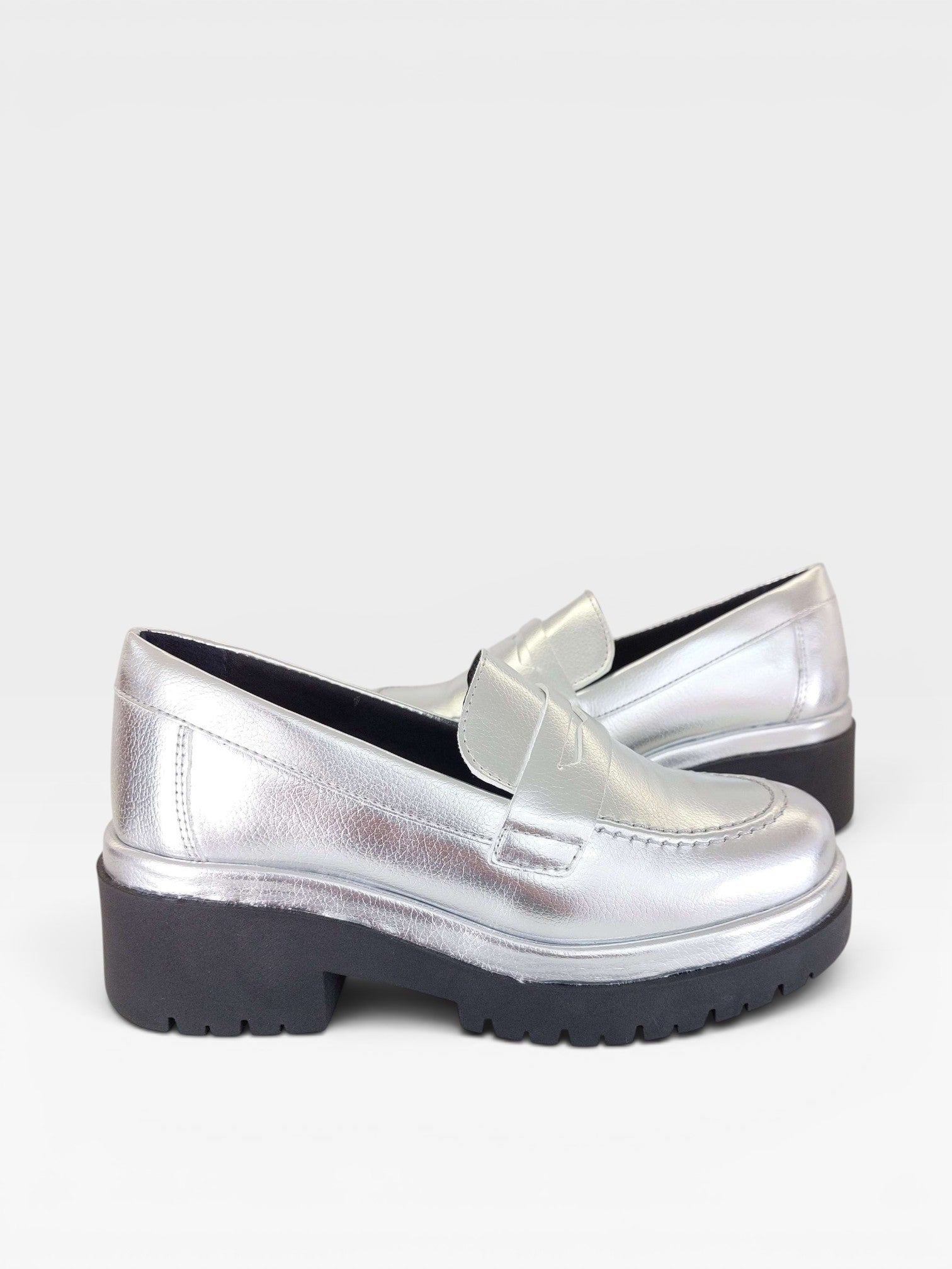 Mocassim Beyou Shoes Punta del Leste em napa prata com solado tratorado preto, design moderno e elegante.
