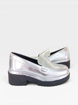 Mocassim Beyou Shoes Punta del Leste em napa prata com solado tratorado preto, design moderno e elegante.