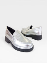 Mocassim Beyou Shoes Punta del Leste prateado em napa com solado tratorado preto, estilo moderno e confortável.
