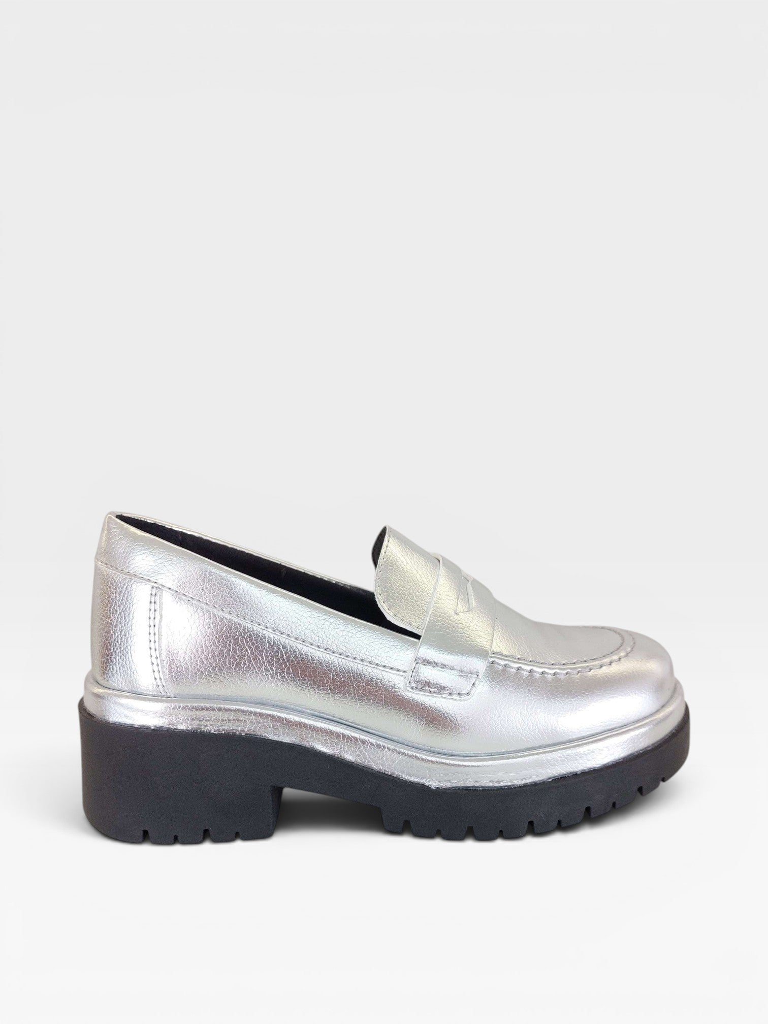 Mocassim Beyou Shoes Punta del Leste prateado em napa com solado tratorado preto, estilo moderno e confortável.