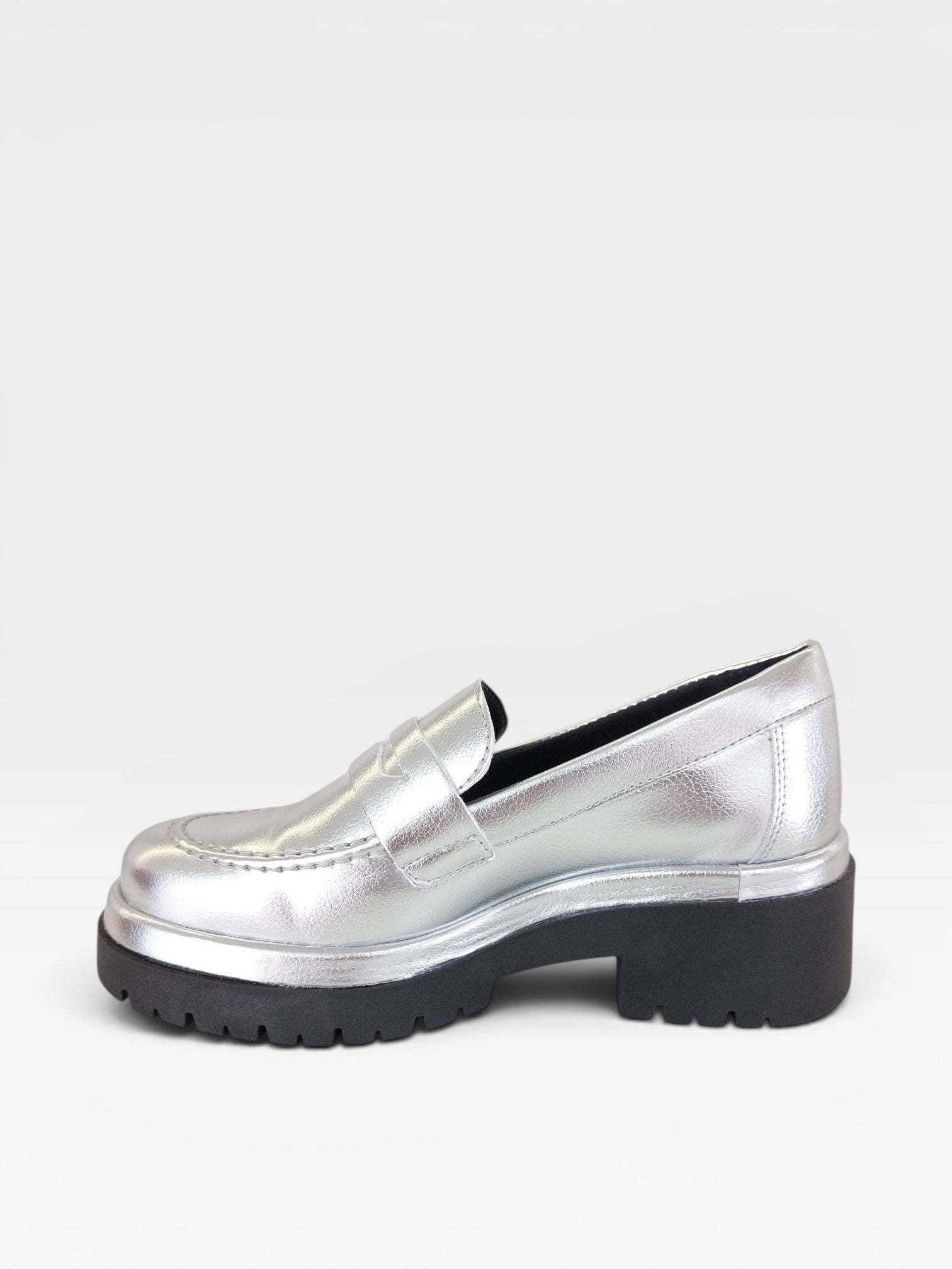 Mocassim Beyou Shoes Punta del Leste em napa prata com solado tratorado preto, estilo moderno e sofisticado.