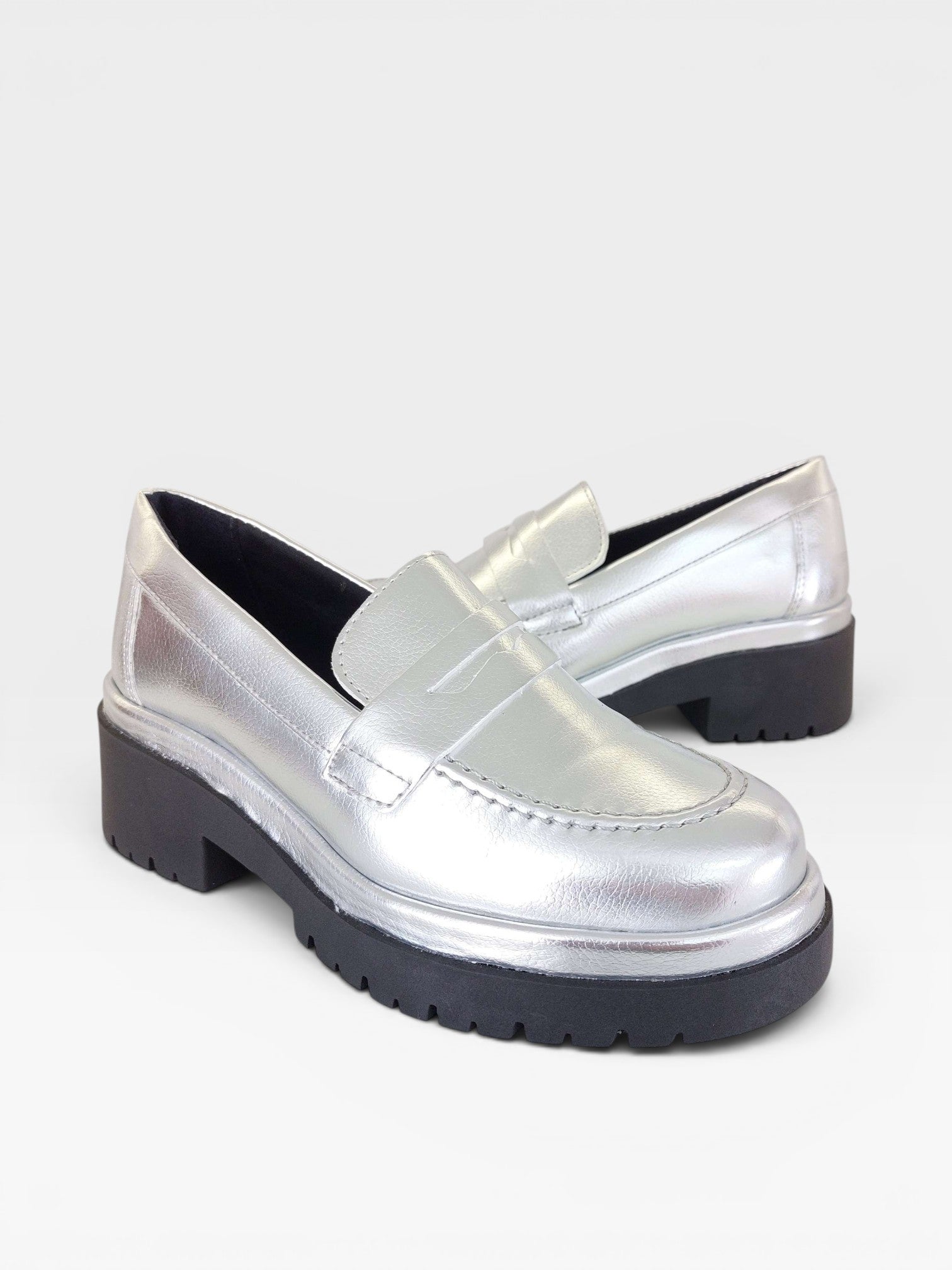 Mocassim Beyou Shoes Punta del Leste prateado em napa com solado tratorado preto