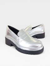 Mocassim Beyou Shoes Punta del Leste prateado em napa com solado tratorado preto