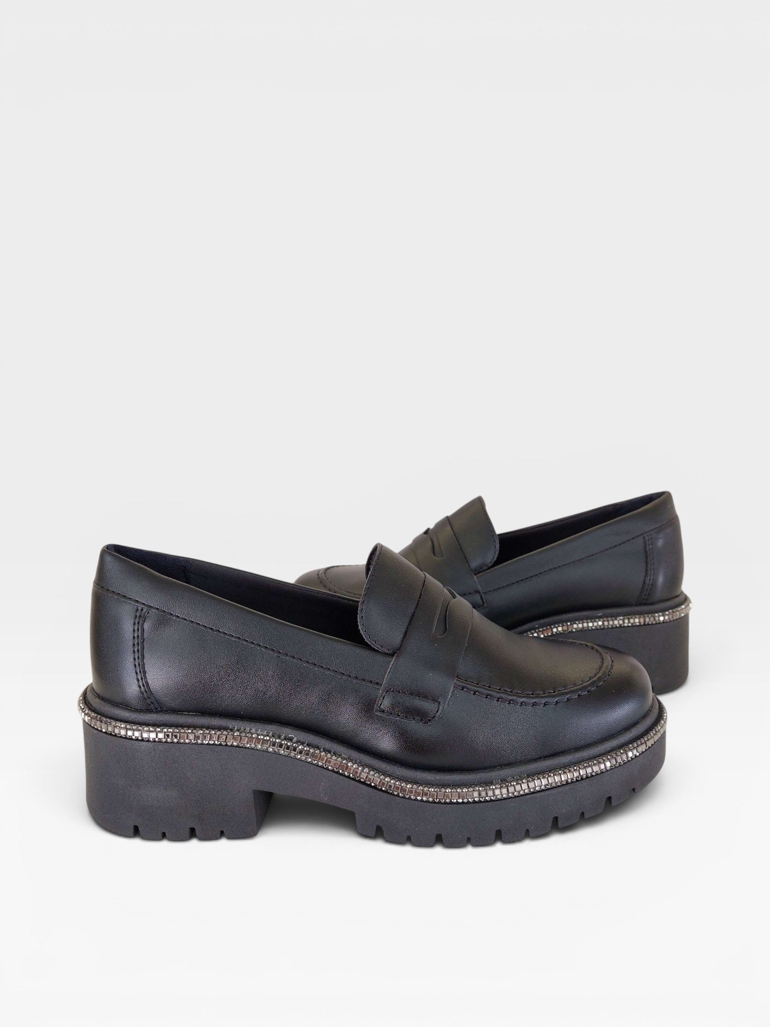 Mocassim Beyou Shoes Punta del Leste preto em napa com solado tratorado e detalhe de brilho na lateral