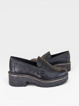 Mocassim Beyou Shoes Punta del Leste preto em napa com solado tratorado e detalhe de brilho na lateral