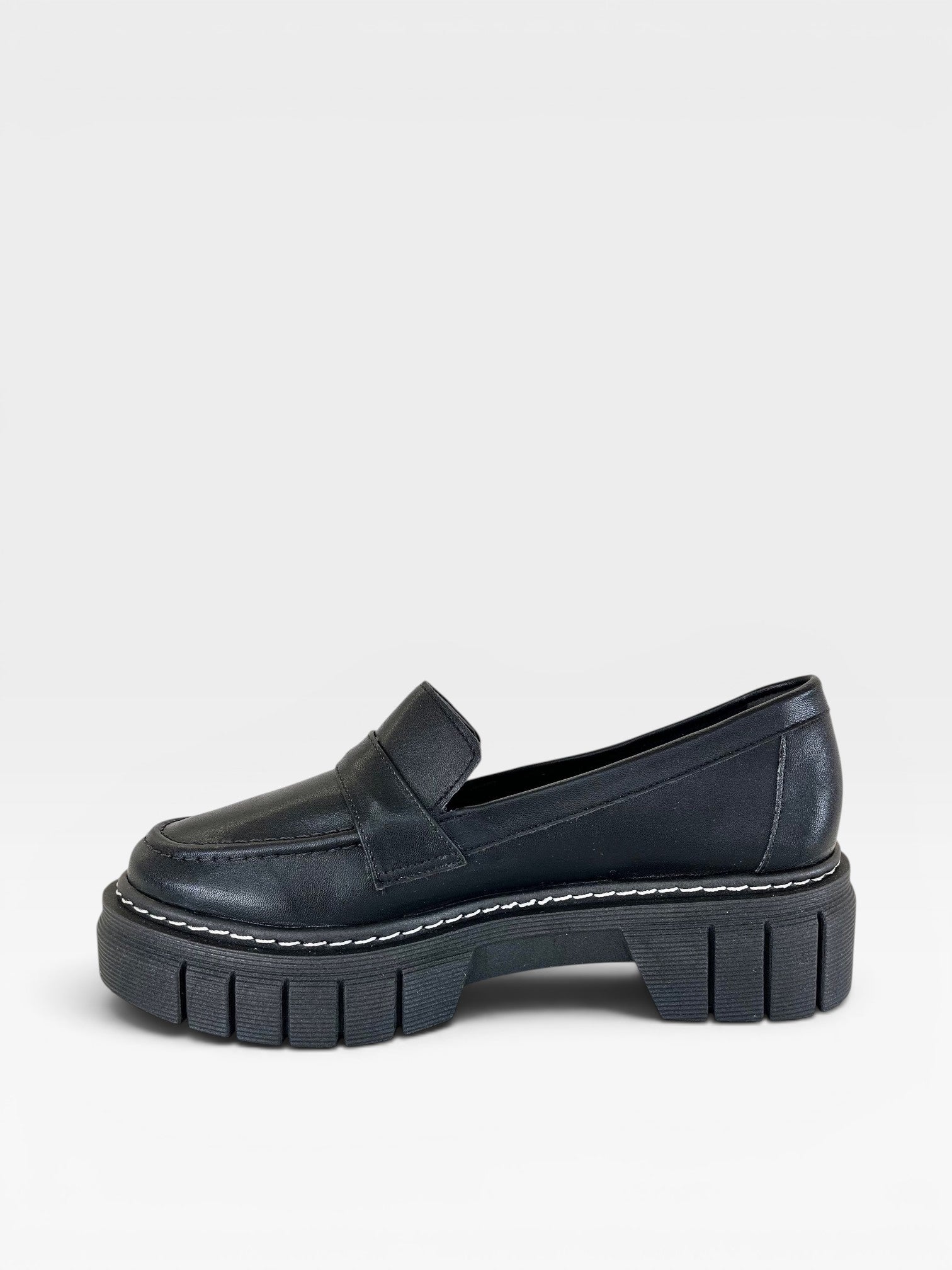 Mocassim Beyou Shoes La Paloma preto em napa com solado tratorado e costura aparente lateral