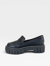 Mocassim Beyou Shoes La Paloma preto em napa com solado tratorado e costura aparente lateral