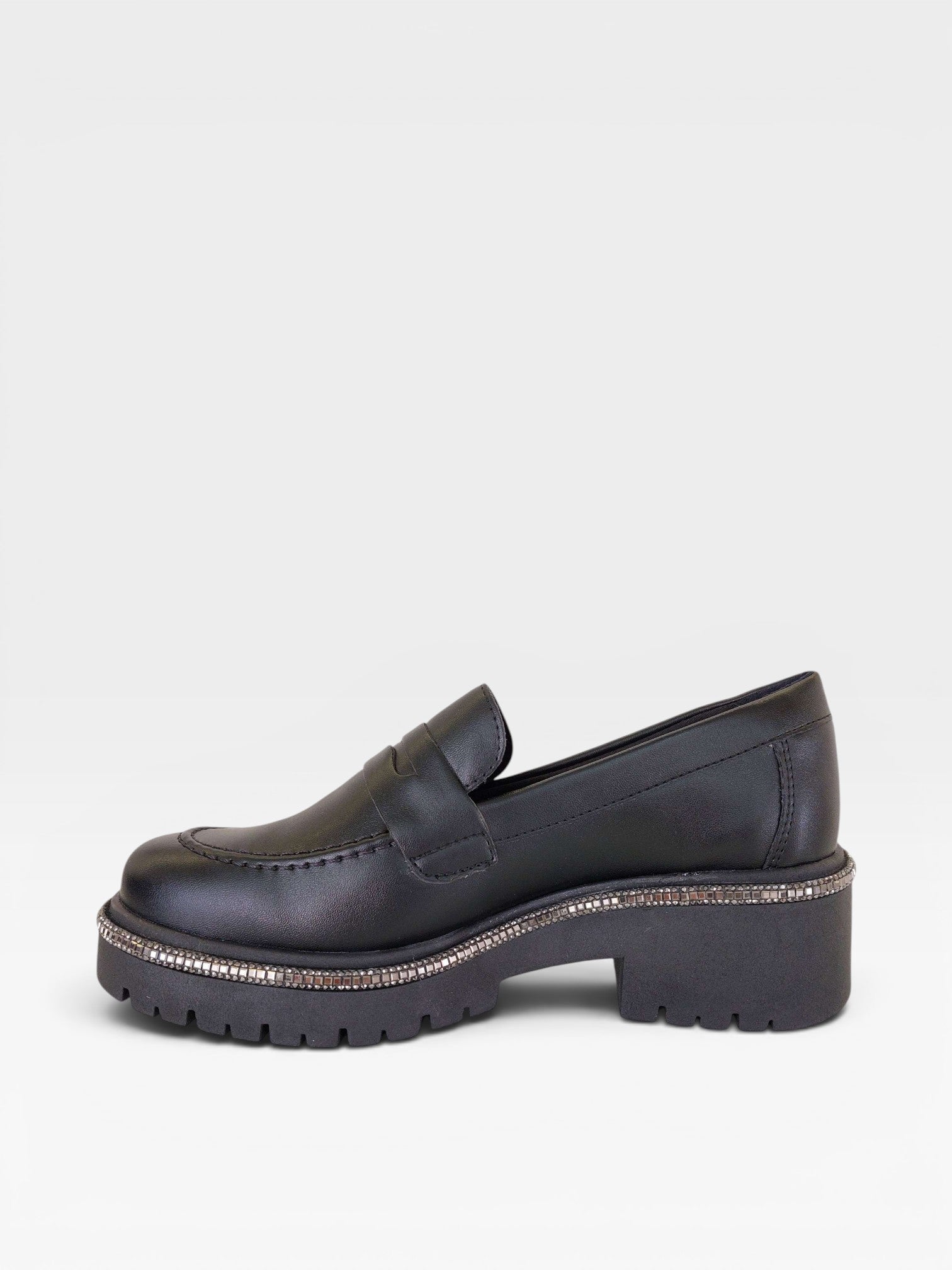 Mocassim Beyou Shoes Punta del Leste preto em napa com solado tratorado e detalhe de brilho na lateral