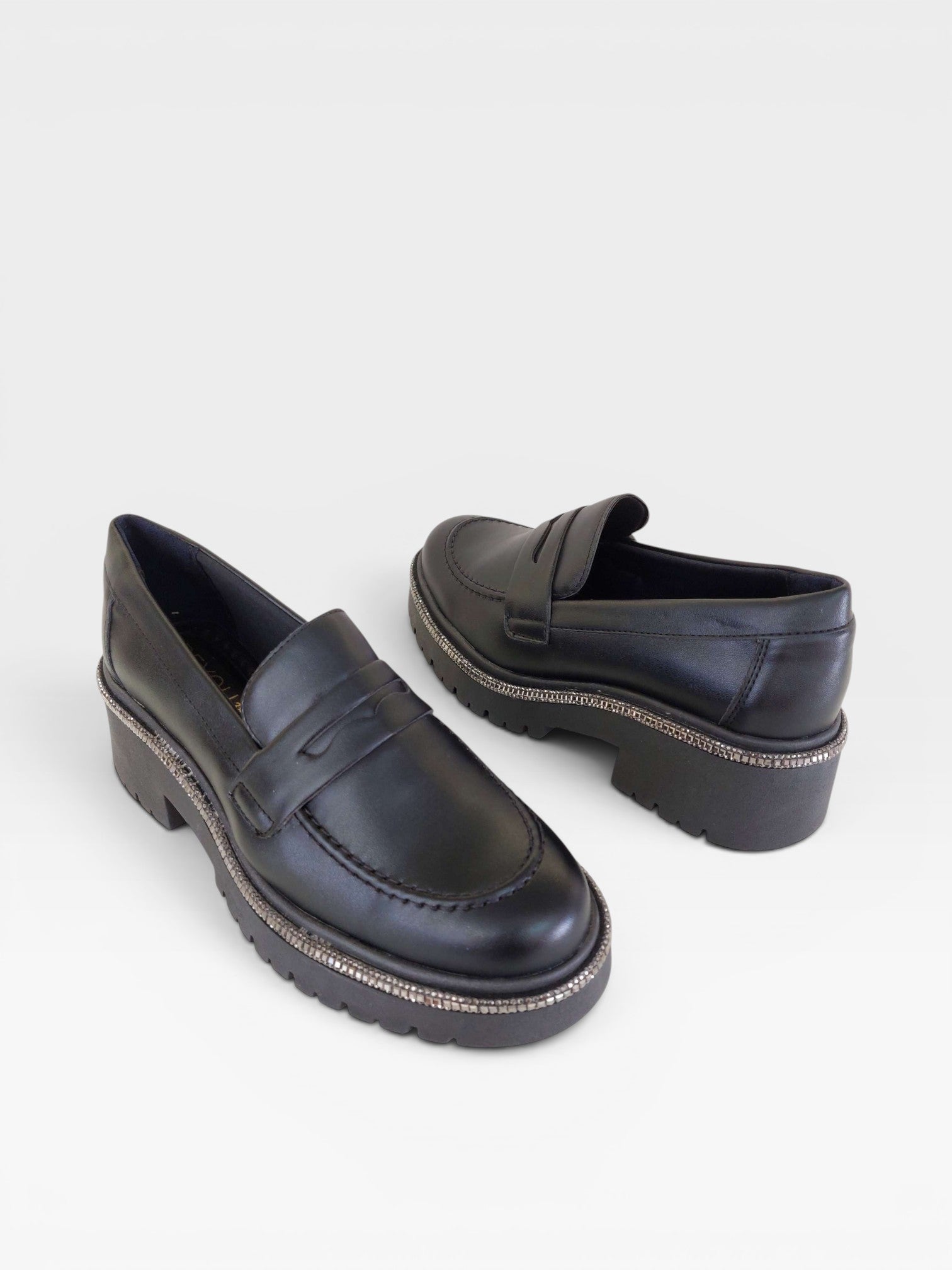 Mocassim Beyou Shoes Punta del Leste preto em napa com solado tratorado e detalhes em brilho