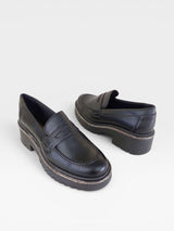 Mocassim Beyou Shoes Punta del Leste preto em napa com solado tratorado e detalhes em brilho