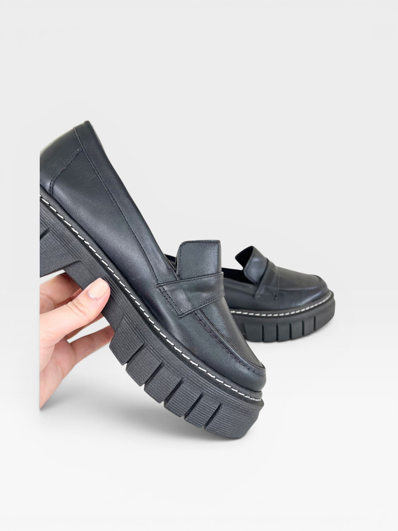 Mocassim Beyou Shoes La Paloma preto em napa com solado tratorado e costura aparente