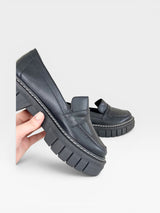 Mocassim Beyou Shoes La Paloma preto em napa com solado tratorado e costura aparente