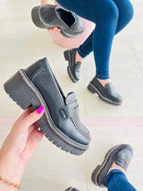 Mocassim Beyou Shoes preto em napa com solado tratorado e detalhe em brilho, exibido em mão e nos pés