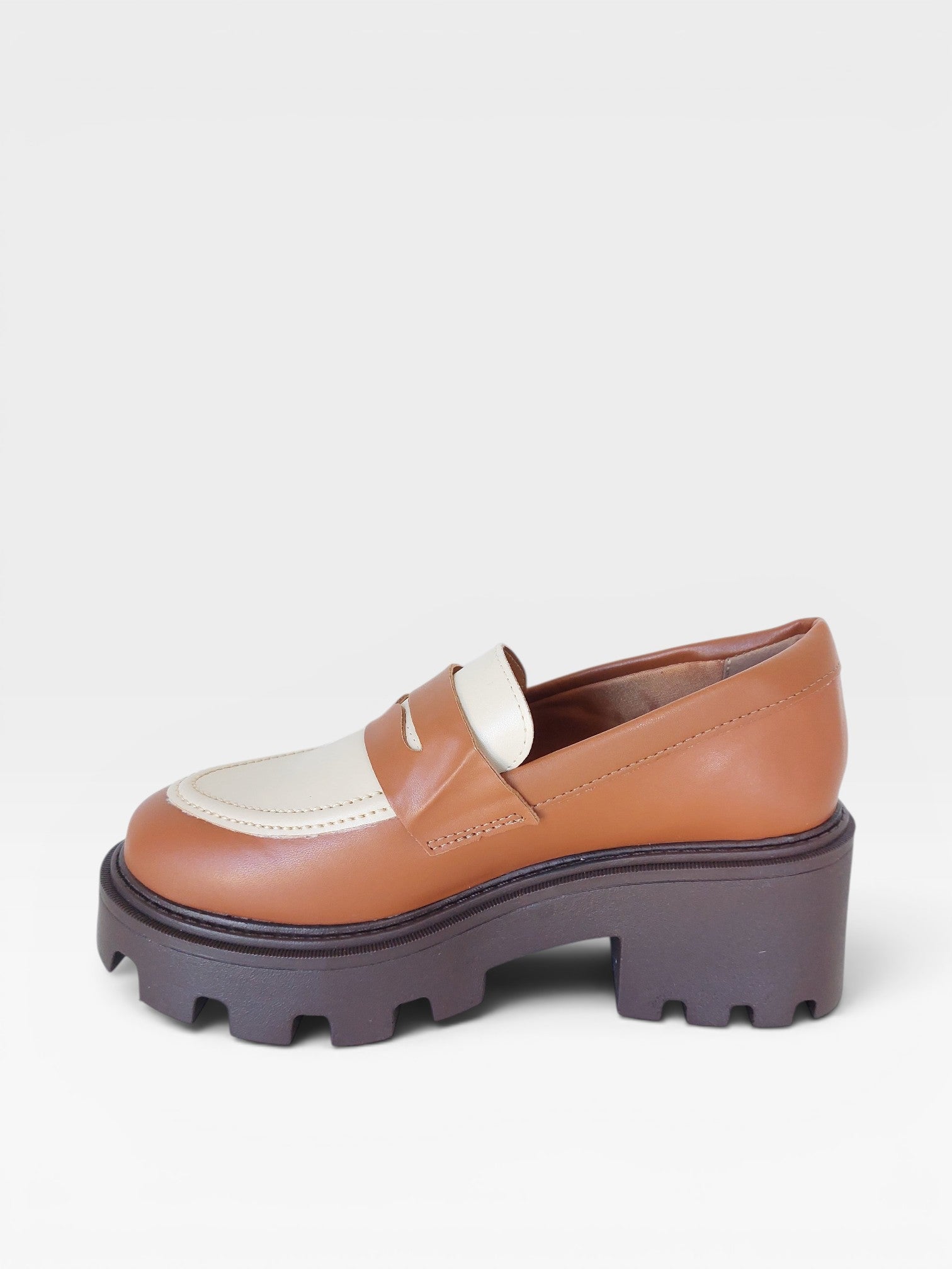 Mocassim Beyou Shoes Virgínia em napa caramelo e off white com solado tratorado marrom