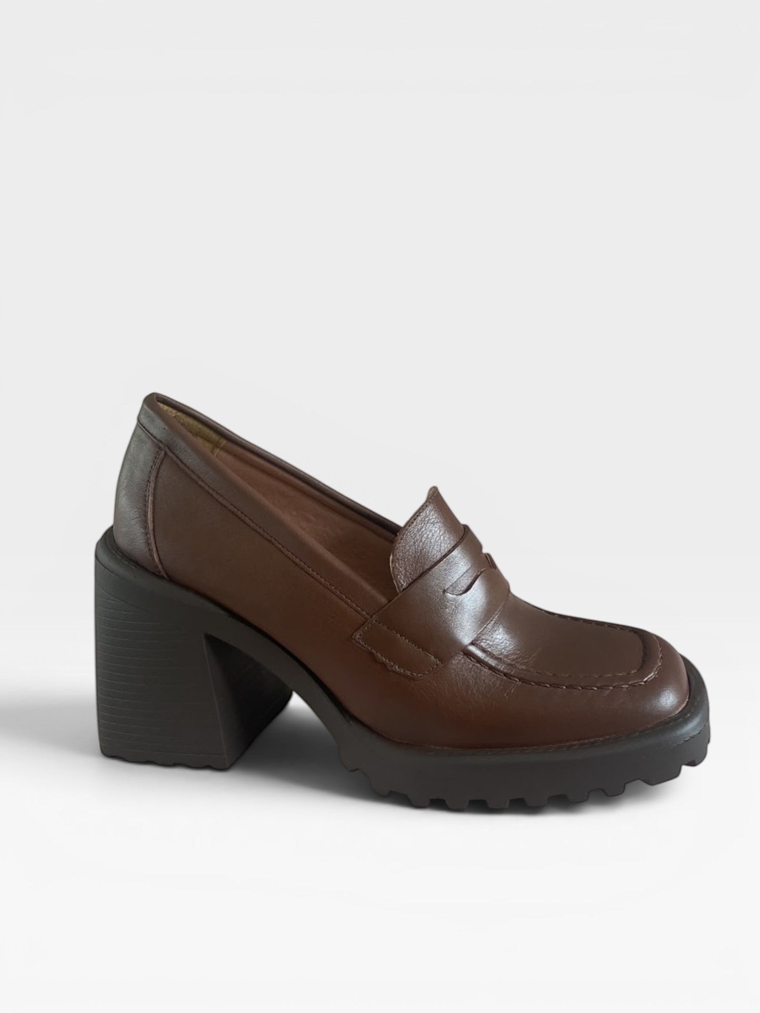 Mocassim Beyou Shoes Trento em couro marrom com salto bloco alto e solado tratorado