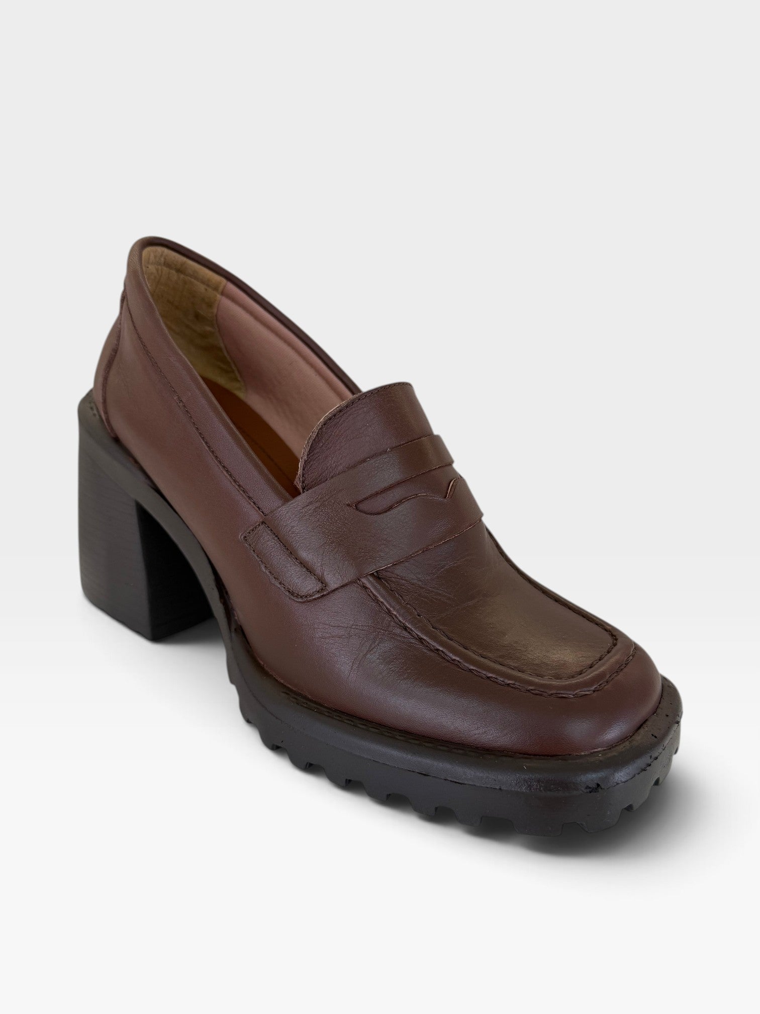 Mocassim Trento Beyou Shoes em couro marrom com salto bloco de 10 cm e solado tratorado