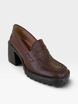 Mocassim Trento Beyou Shoes em couro marrom com salto bloco de 10 cm e solado tratorado
