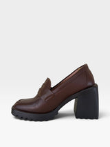 Mocassim Beyou Shoes Trento em couro marrom com salto bloco alto tratorado e design elegante