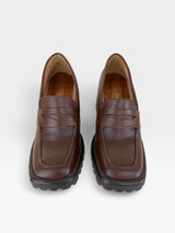 Mocassim Trento Beyou Shoes em couro marrom com salto tratorado e design clássico de bico quadrado