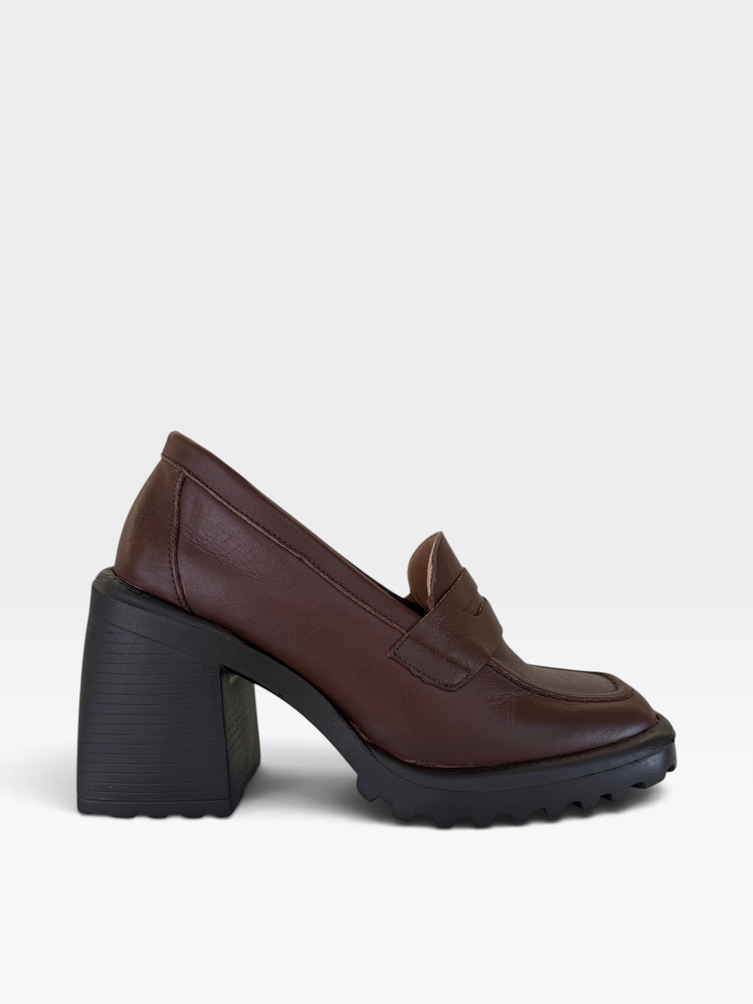 Mocassim Beyou Shoes Trento em couro marrom com salto bloco alto de 10 cm e solado tratorado, vista lateral.