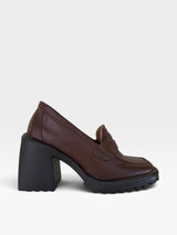 Mocassim Beyou Shoes Trento em couro marrom com salto bloco alto de 10 cm e solado tratorado, vista lateral.