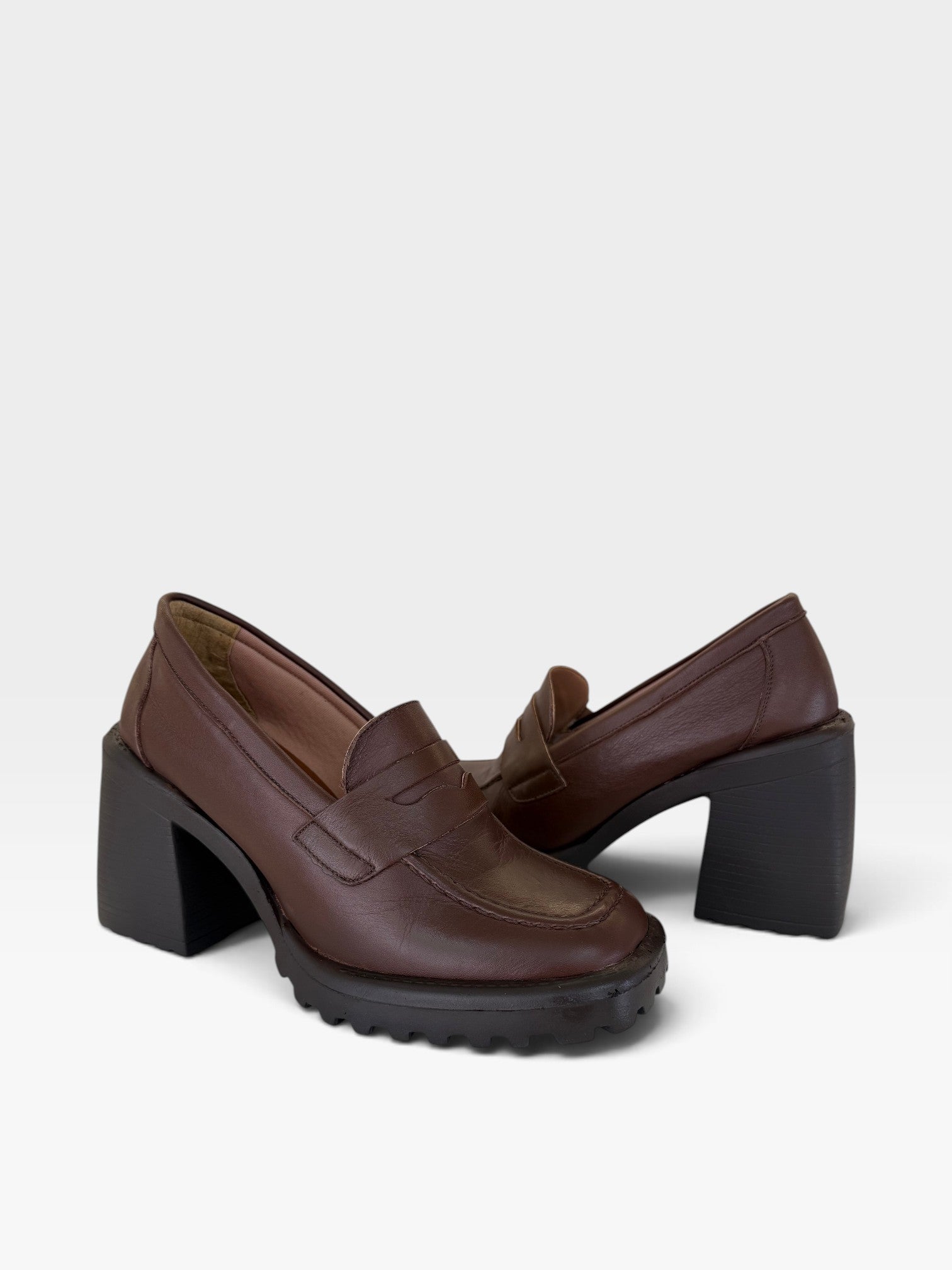 Mocassim Trento Beyou Shoes em couro marrom com salto bloco de 10 cm e solado tratorado
