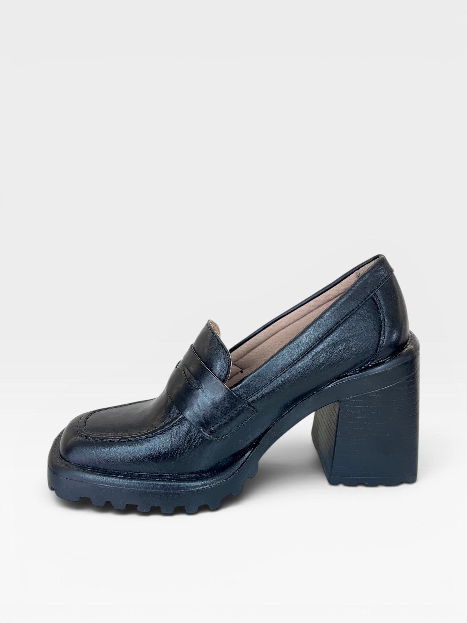Mocassim Beyou Shoes Trento preto em napa com salto bloco de 10 cm e solado tratorado, vista lateral.