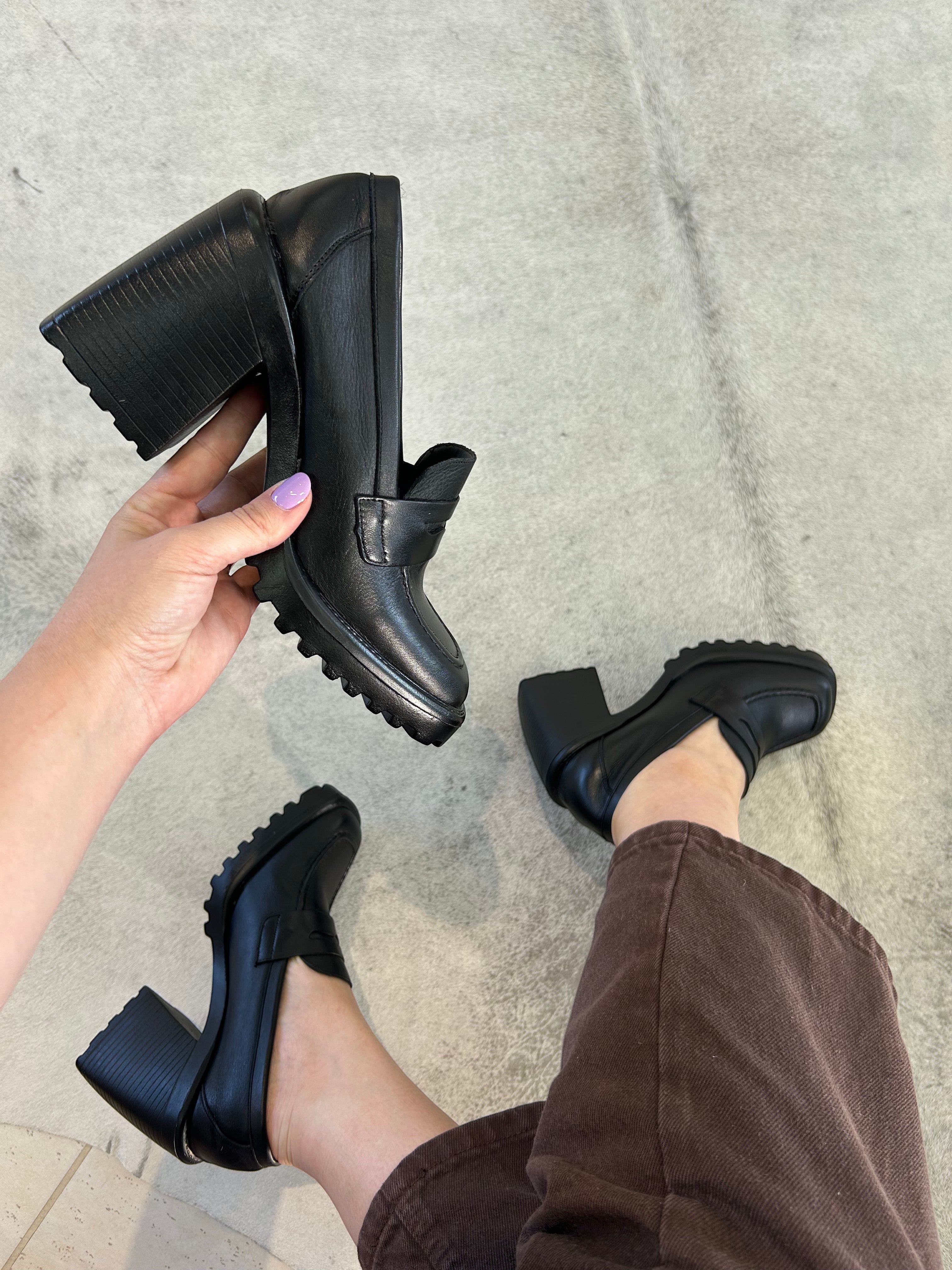 Mocassim Trento Beyou Shoes preto em napa com salto bloco de 10 cm e solado tratorado, estilo urbano e sofisticado.
