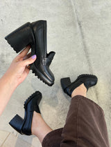 Mocassim Trento Beyou Shoes preto em napa com salto bloco de 10 cm e solado tratorado, estilo urbano e sofisticado.