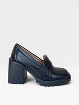 Mocassim Trento Beyou Shoes preto em napa com salto bloco de 10 cm e solado tratorado, vista lateral.
