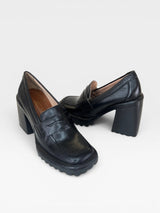 Mocassim Beyou Shoes Trento preto em napa com salto alto tratorado e design clássico elegante