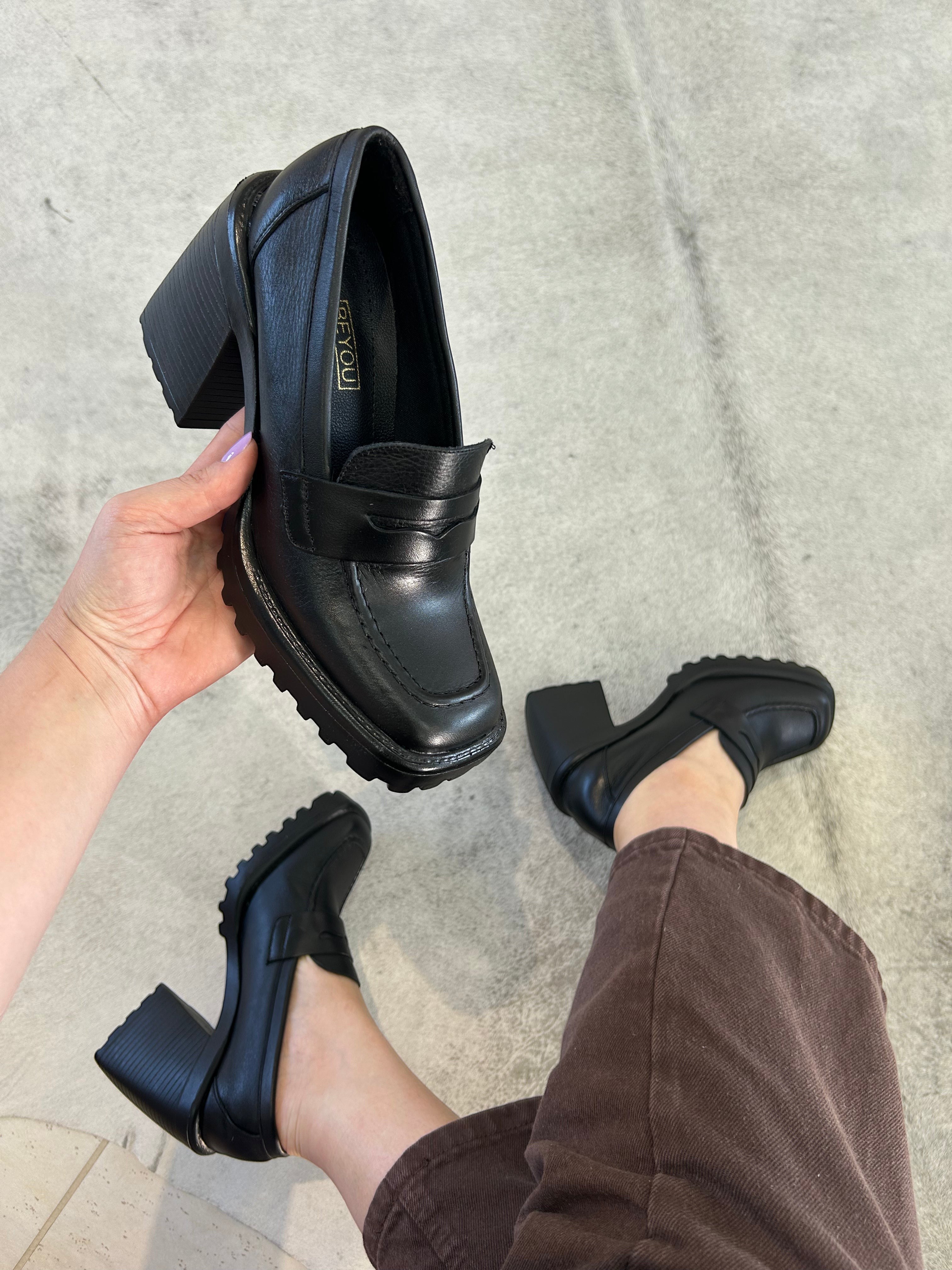 Mocassim Beyou Shoes Trento preto em napa com salto bloco de 10 cm e solado tratorado, estilo urbano e elegante.
