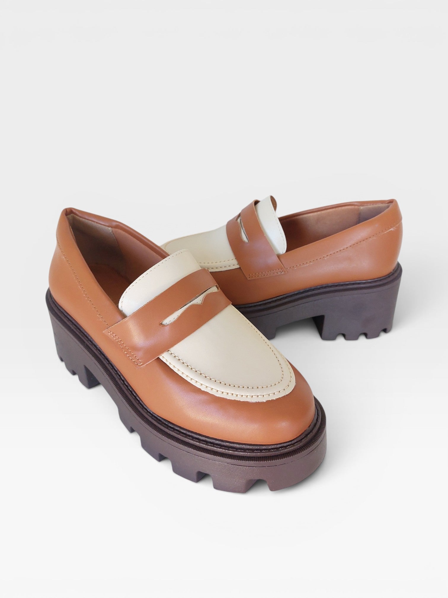 Mocassim Beyou Shoes Virgínia em napa caramelo e off white com solado tratorado marrom