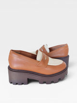 Mocassim Virgínia Beyou Shoes bicolor em napa caramelo e off white com solado tratorado marrom