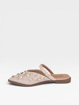 Mule Beyou Shoes Atlanta nude em napa com bico fino e aplicação de pedrarias brilhantes, modelo sem salto.