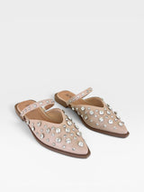 Mule Beyou Shoes Atlanta nude em napa com bico fino e aplicação de pedras brilhantes, estilo flat sem salto.