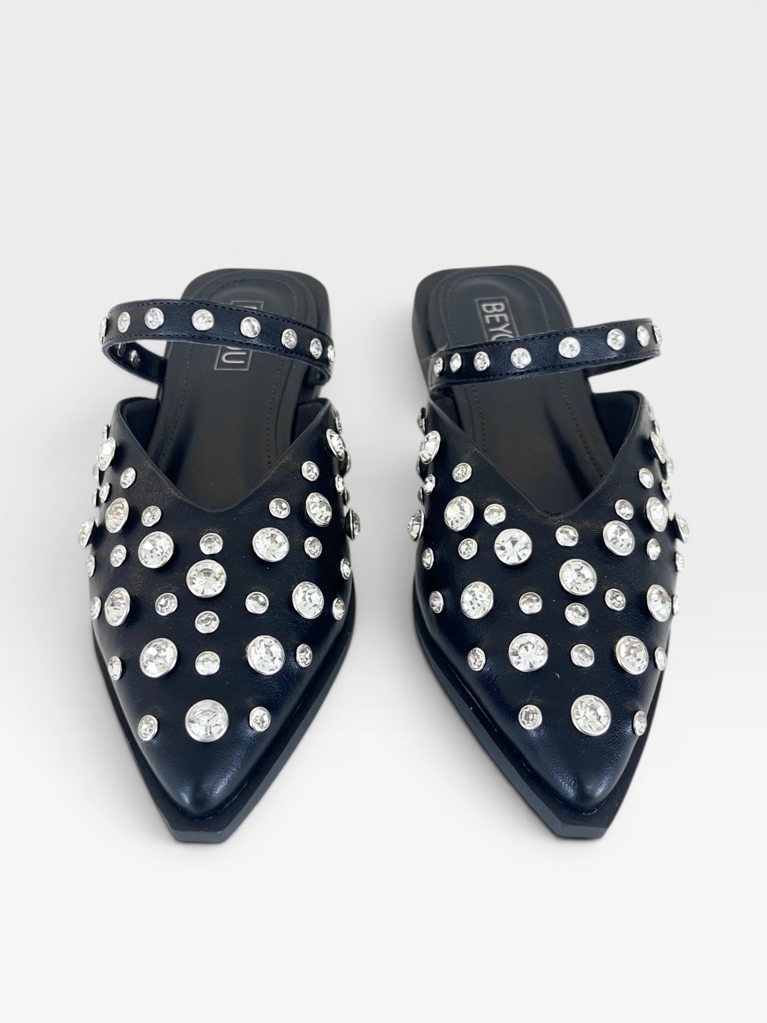 Mule Beyou Shoes Atlanta preta em napa com pedrarias brilhantes e bico fino, design sem salto elegante.