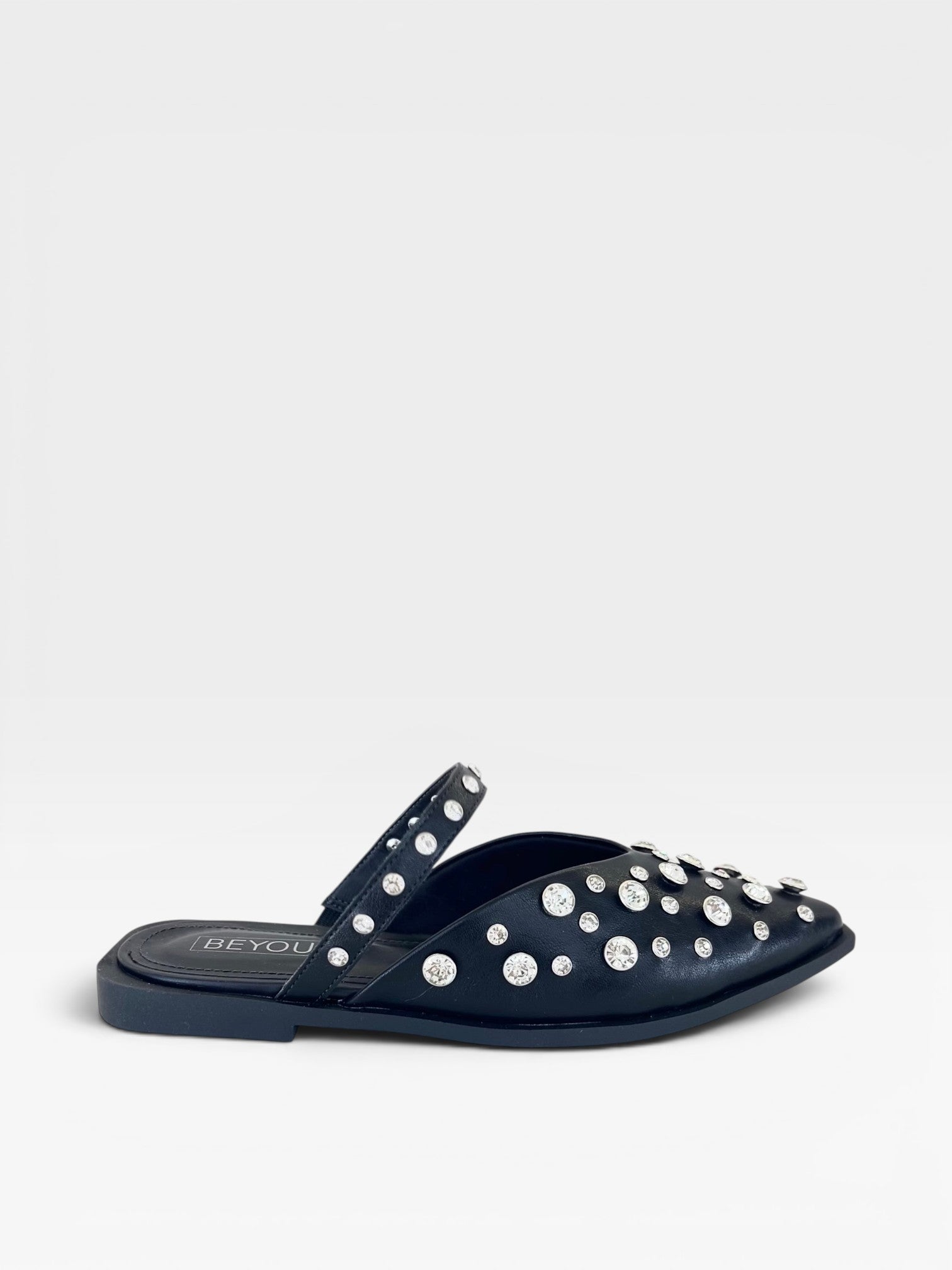 Mule Beyou Shoes Atlanta preta em napa com detalhes de pedrarias brilhantes e design sem salto