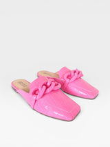 Mule Beyou Shoes Glasgow rosa chiclete em napa com textura croco, bico quadrado e detalhe de corrente no cabedal.