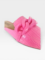 Mule Beyou Shoes Glasgow rosa chiclete em napa com textura croco e detalhe de corrente grande no cabedal