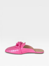 Mule Beyou Shoes Glasgow rosa chiclete em napa com textura croco, bico quadrado e detalhe de corrente no cabedal