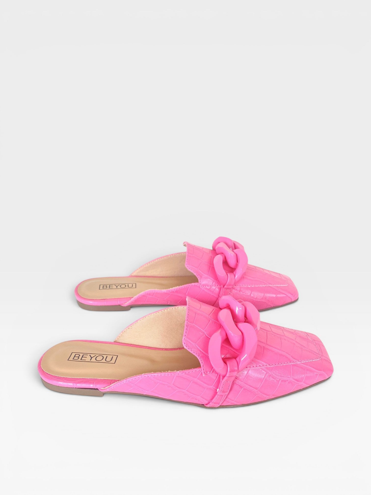 Mule Beyou Shoes Glasgow rosa chiclete em napa com bico quadrado e detalhe de corrente no cabedal